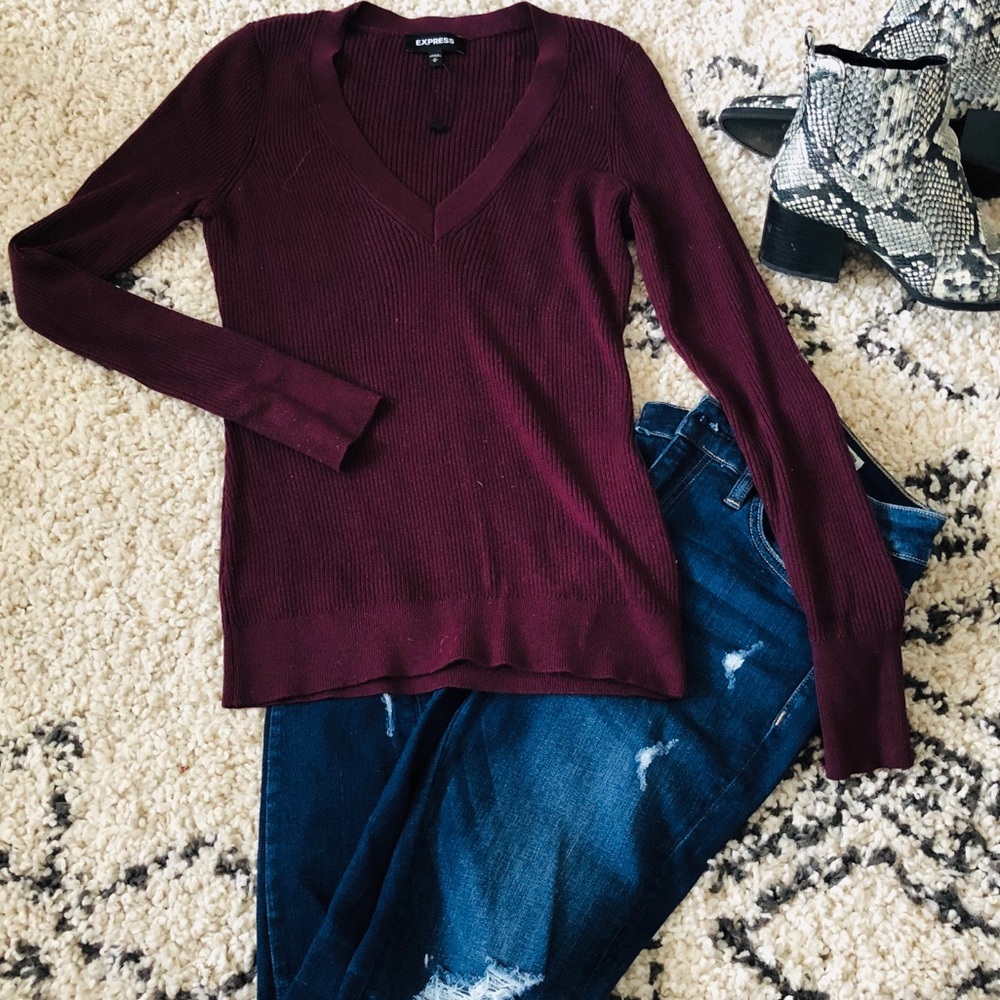 Maroon ribbed v-neck sweater. 🍂🍁